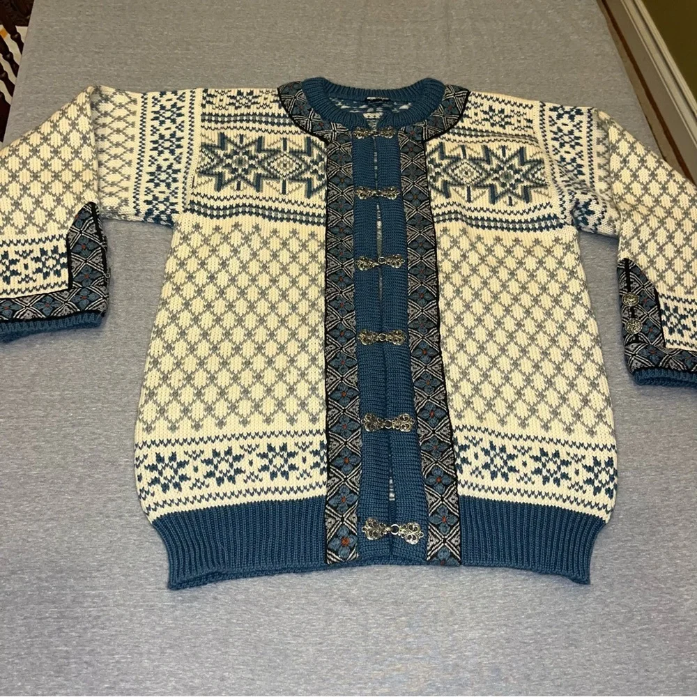 Vintage Dale of Norway blue and white sweater - Picture 6 of 9